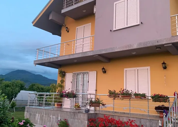 בית אירוח Linda *